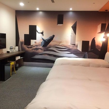 Hotel Half Taichung Bagian luar foto