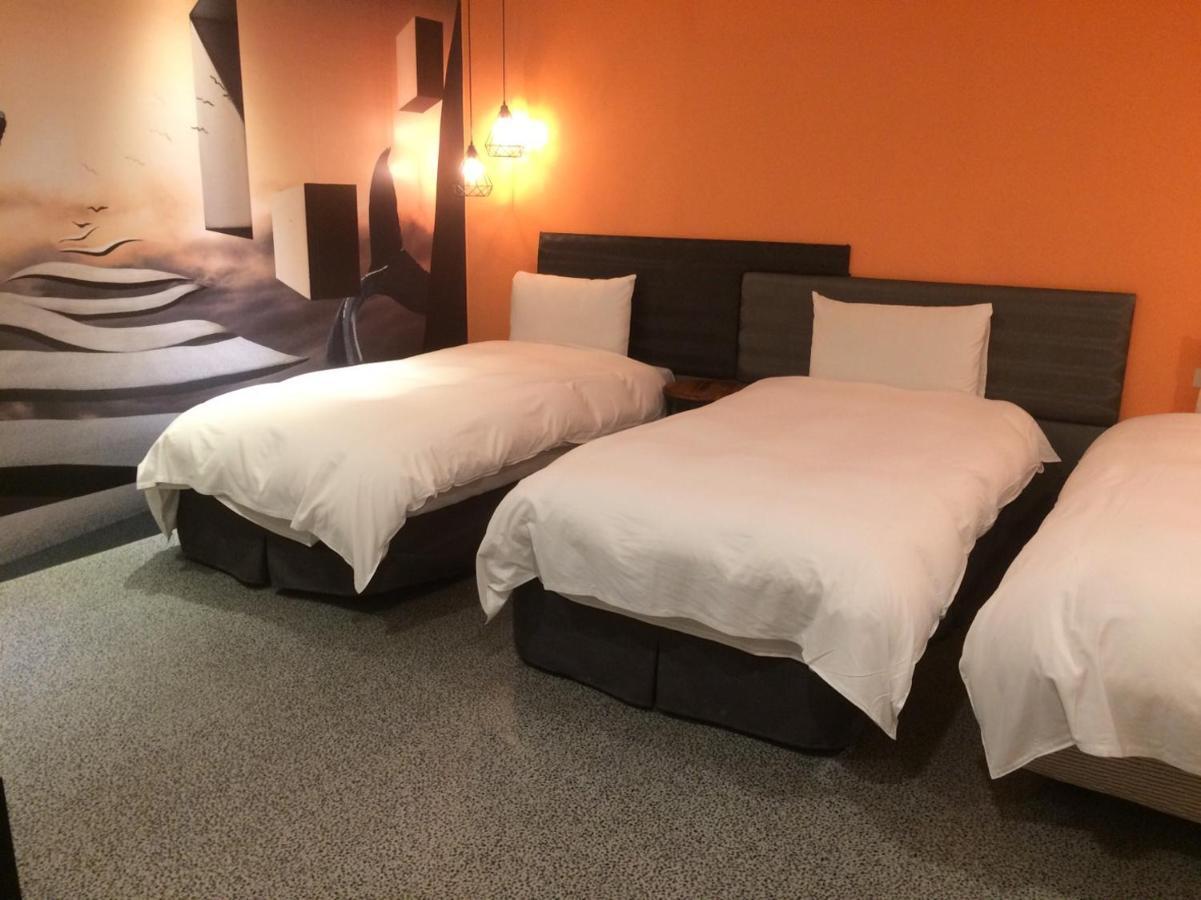 Hotel Half Taichung Bagian luar foto
