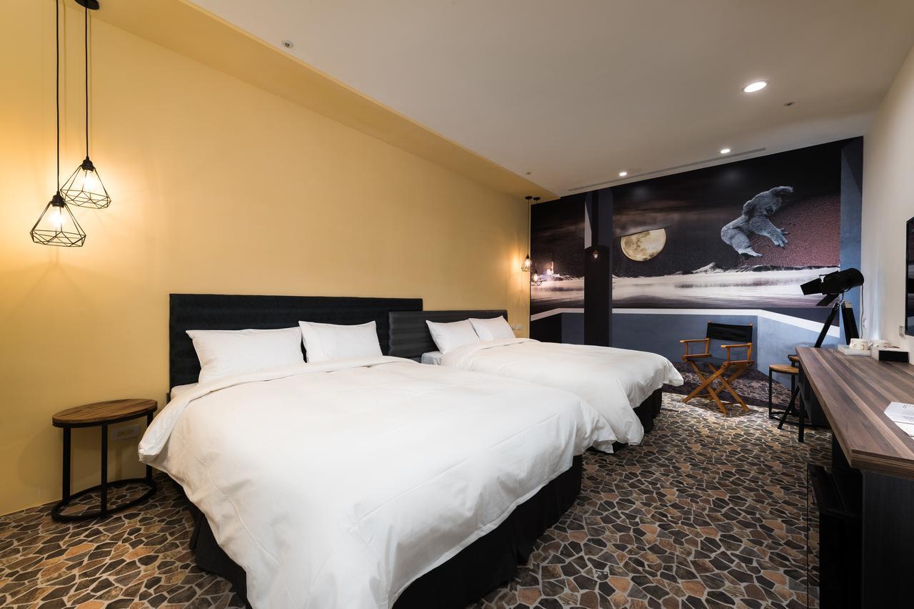 Hotel Half Taichung Bagian luar foto