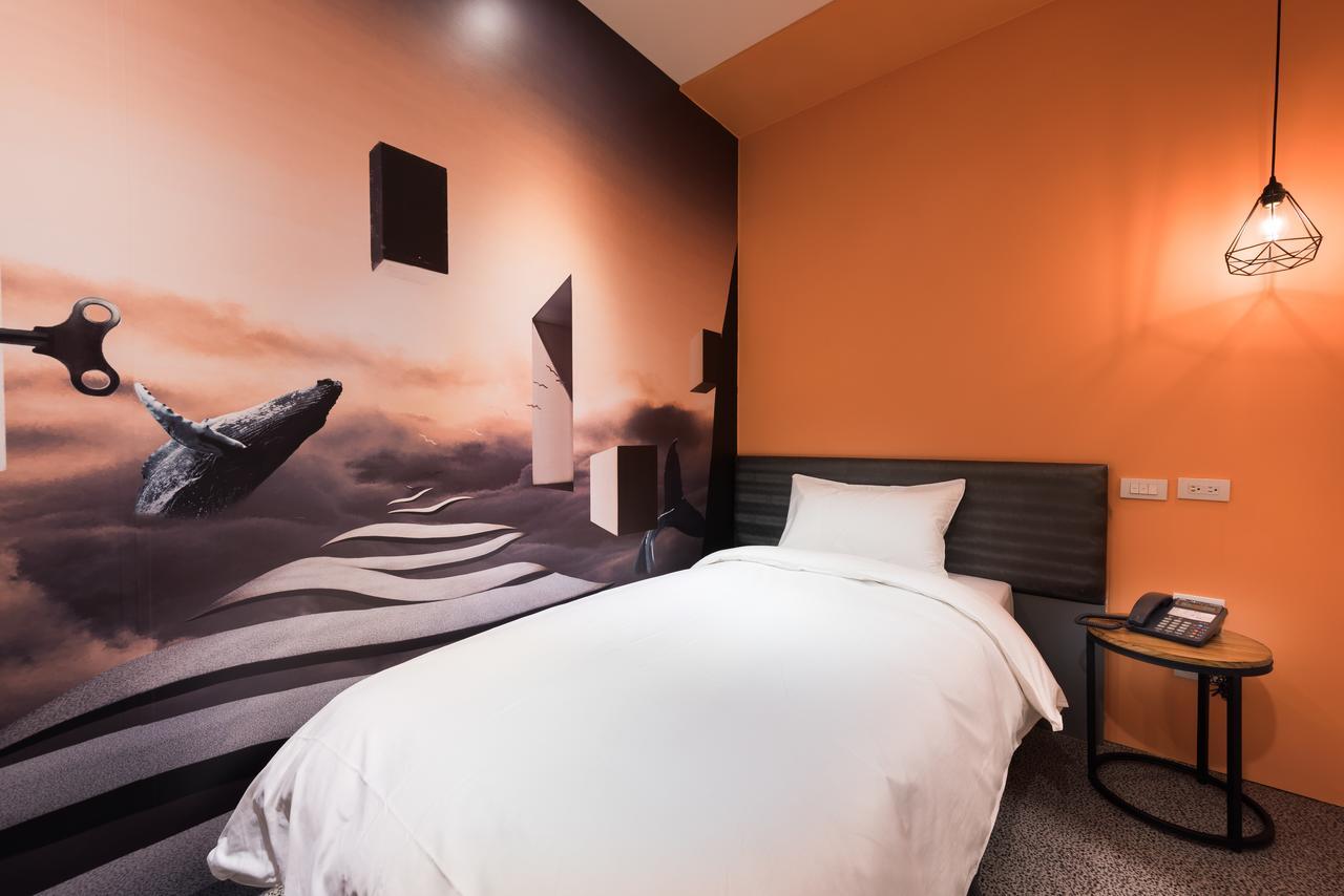 Hotel Half Taichung Bagian luar foto