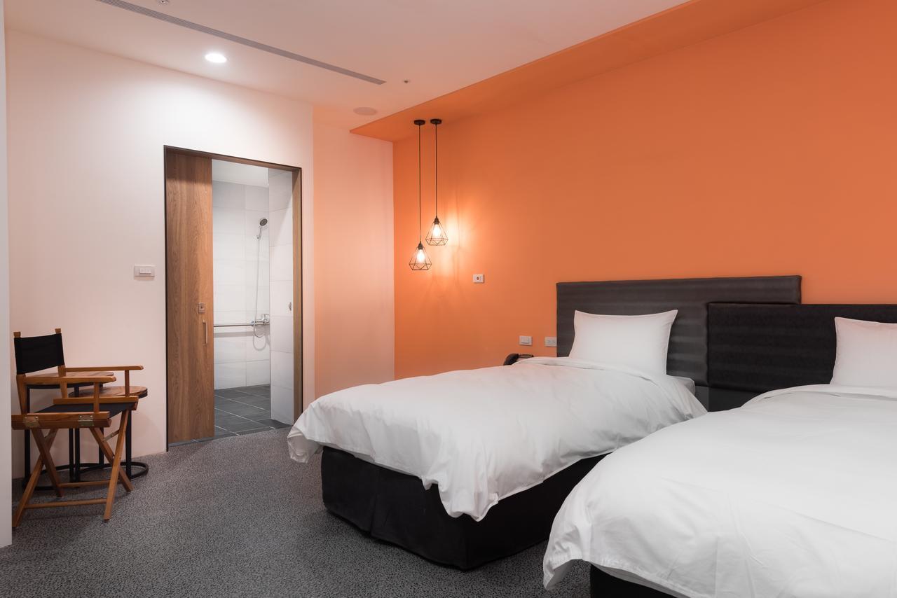 Hotel Half Taichung Bagian luar foto