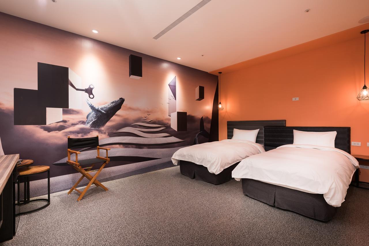 Hotel Half Taichung Bagian luar foto