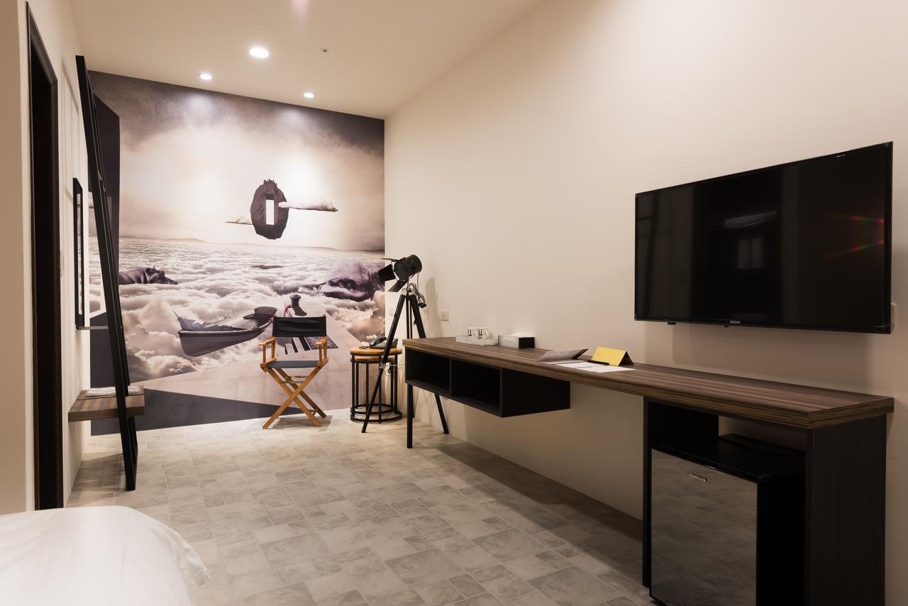 Hotel Half Taichung Bagian luar foto