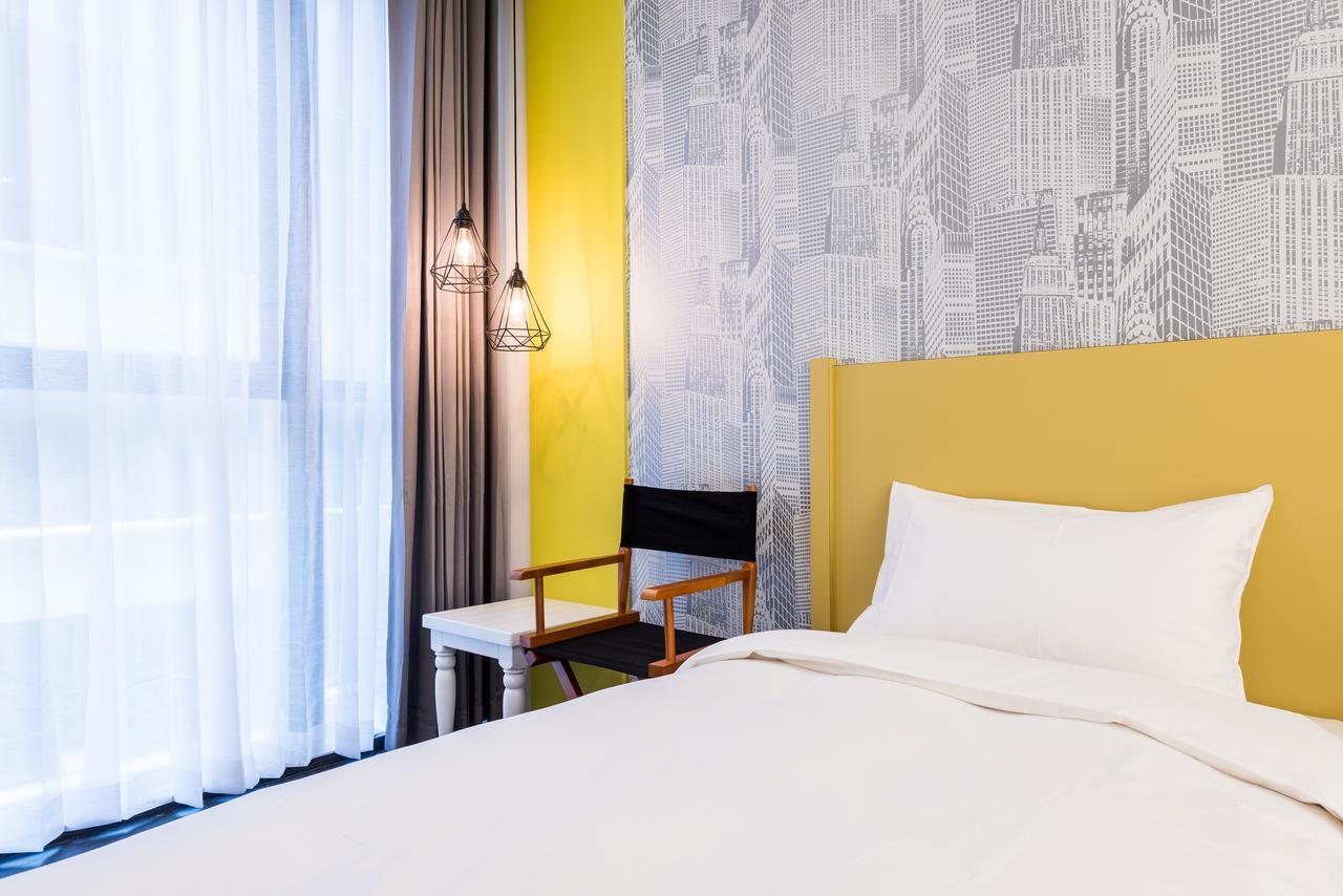 Hotel Half Taichung Bagian luar foto