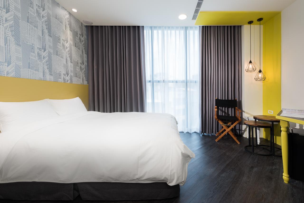 Hotel Half Taichung Bagian luar foto