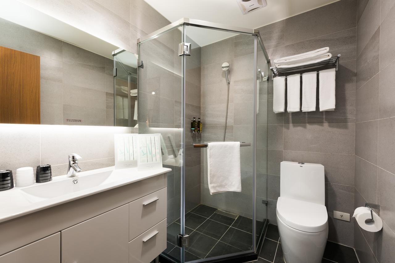 Hotel Half Taichung Bagian luar foto