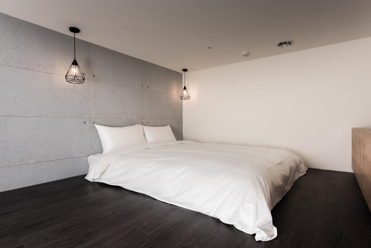 Hotel Half Taichung Bagian luar foto