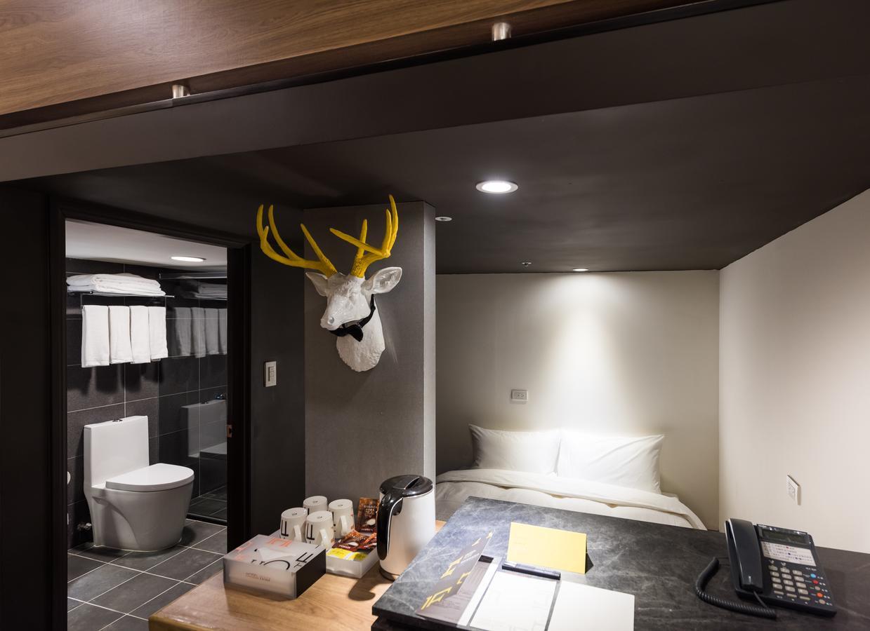 Hotel Half Taichung Bagian luar foto