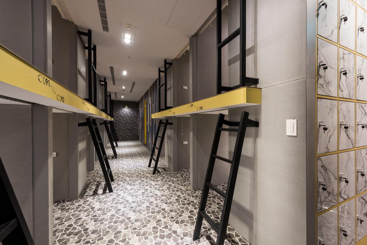 Hotel Half Taichung Bagian luar foto
