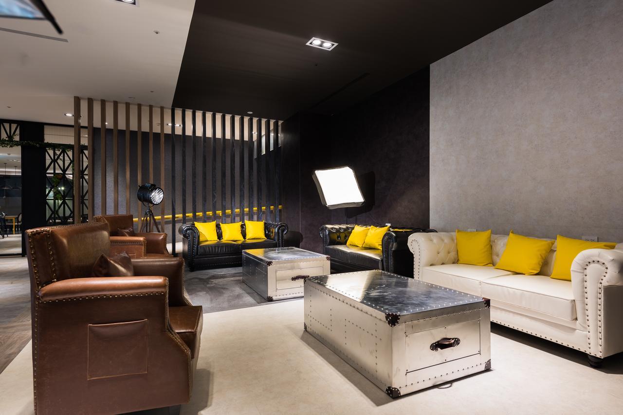 Hotel Half Taichung Bagian luar foto