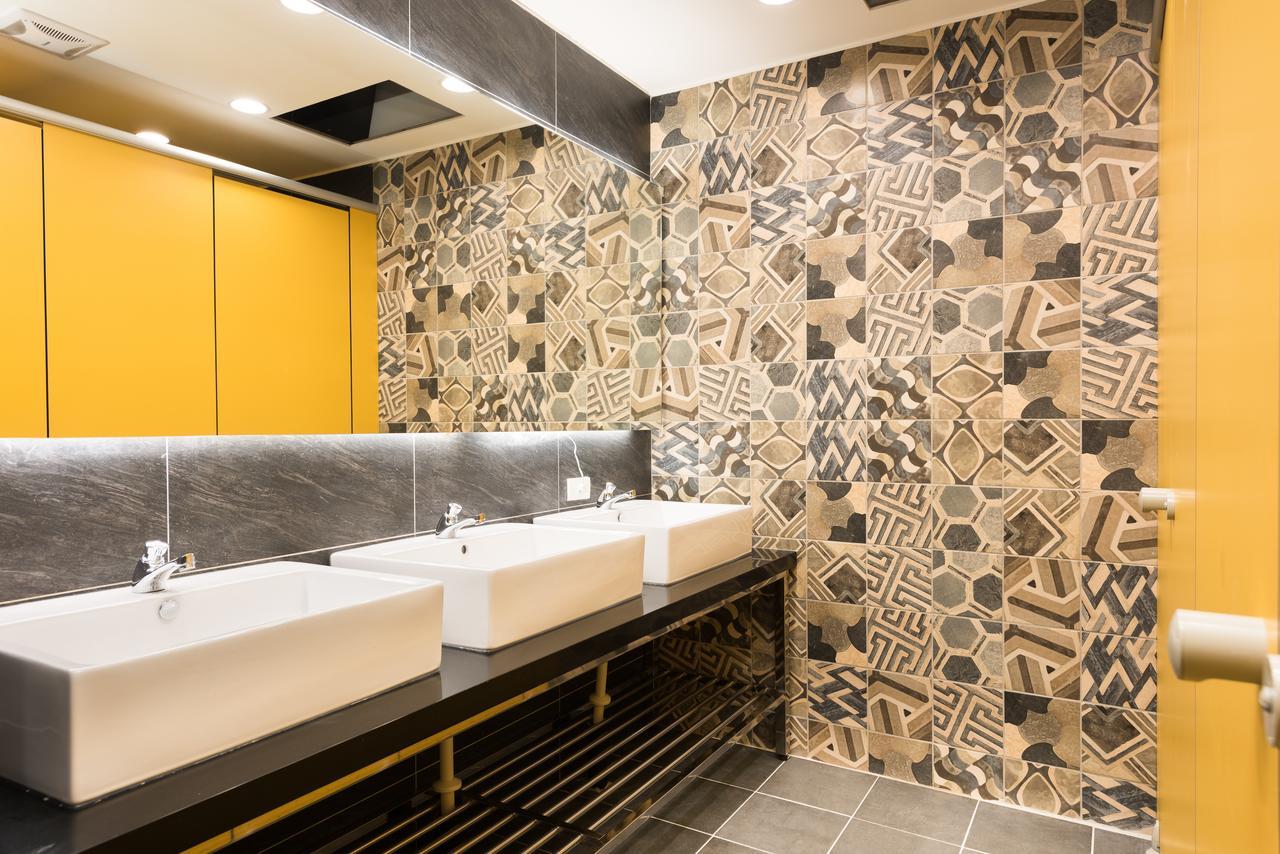 Hotel Half Taichung Bagian luar foto