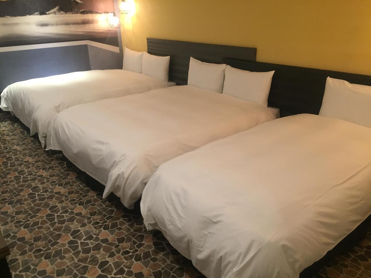 Hotel Half Taichung Bagian luar foto