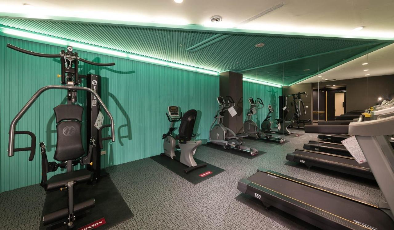 Hotel Half Taichung Bagian luar foto