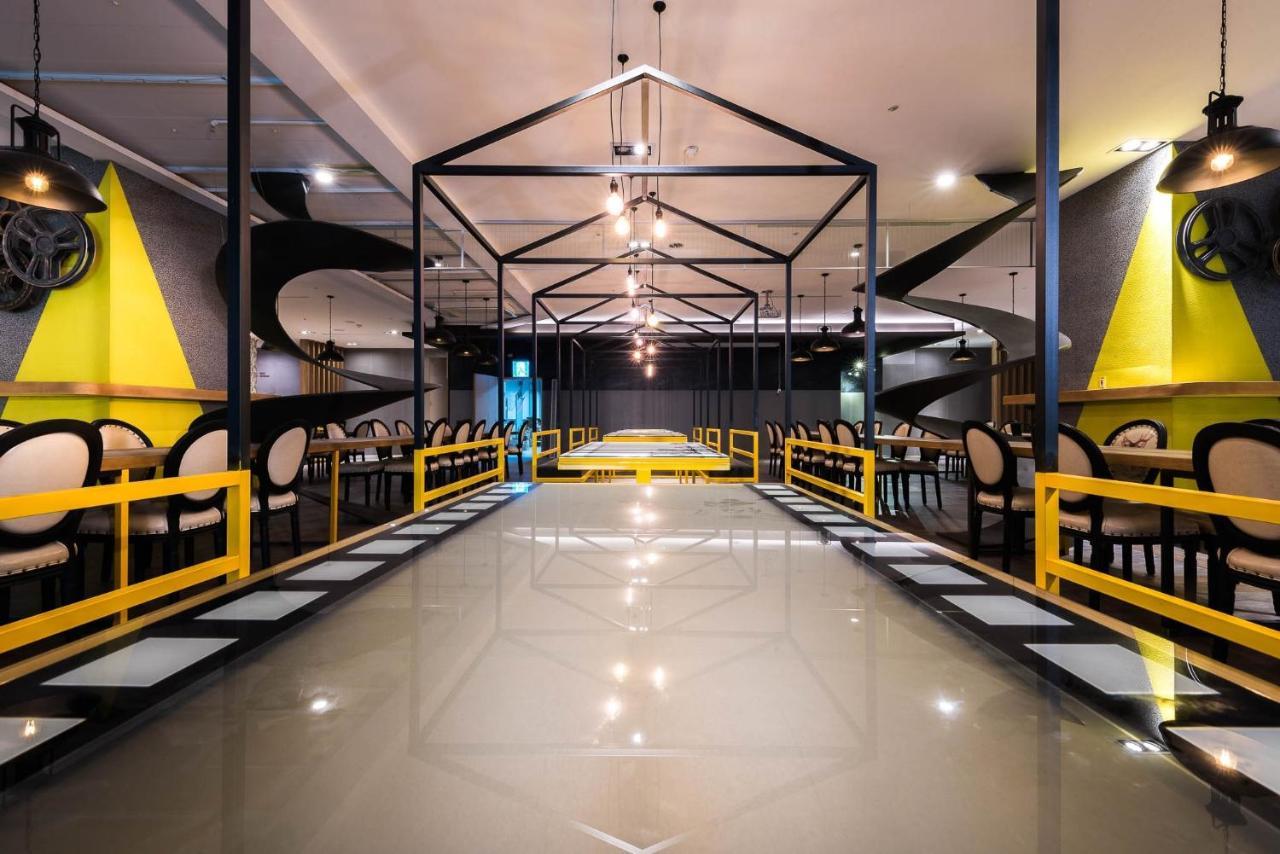 Hotel Half Taichung Bagian luar foto