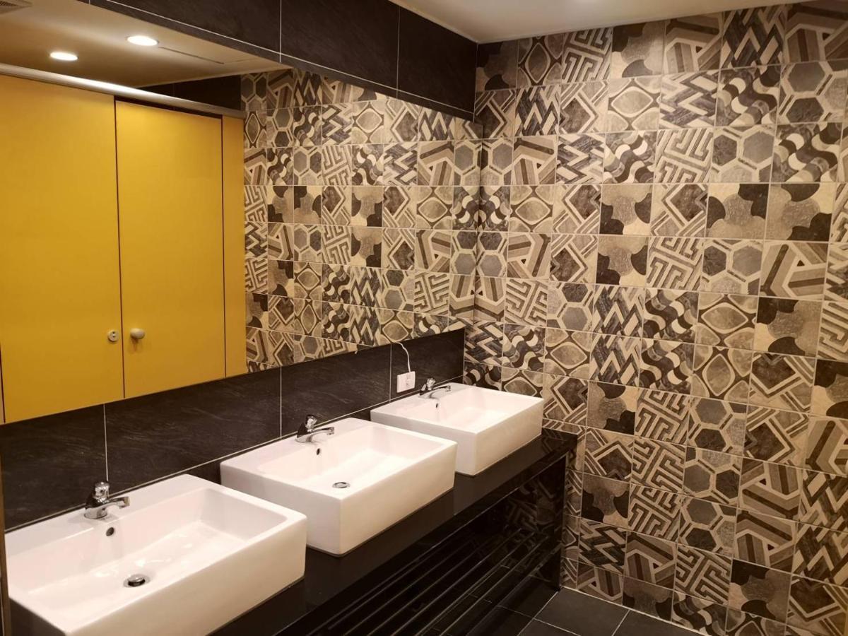 Hotel Half Taichung Bagian luar foto