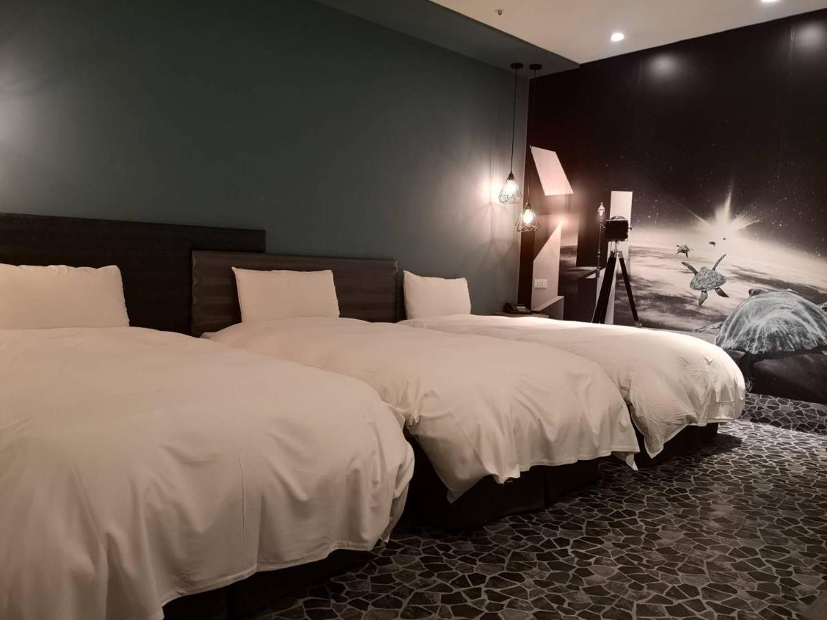 Hotel Half Taichung Bagian luar foto